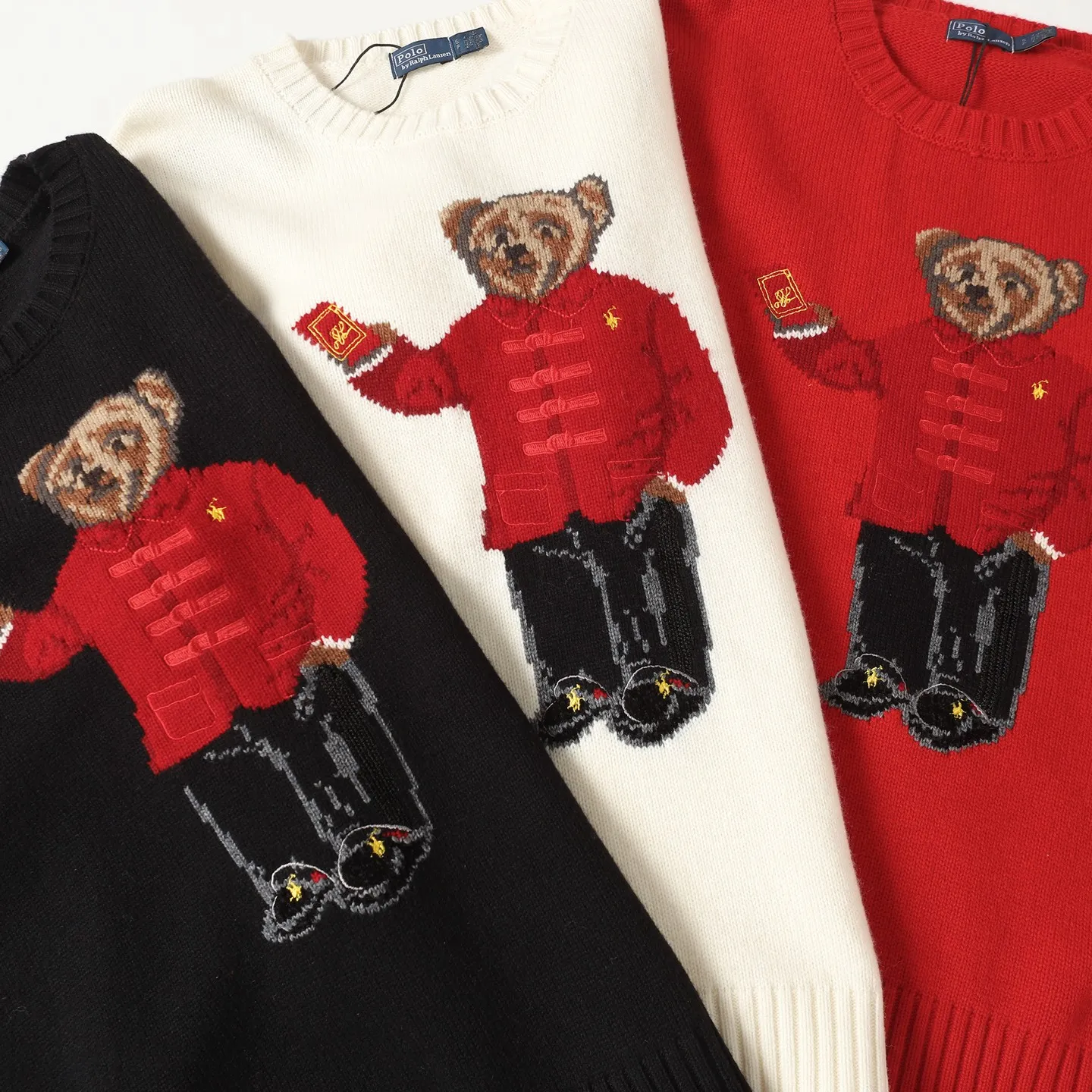 P470 [Wool] Original high-end quality Ralph lauren pol* 2026 early spring latest series! New Year's limited edition bear embroidered sweater, wool blend, soft and comfortable, super warm in autumn and winter! The little bear is wearing a red buttoned jacket and holding a red envelope. It is full of details and full of festive atmosphere. The classic round neck design is casual and versatile, and can be easily worn by both men and women. It is suitable for holiday gifts or daily wear. Exquisite craftsmanship + interesting design make it easy to create a festive look ✨. 3️⃣Personal color! S-M-L3️⃣ code!